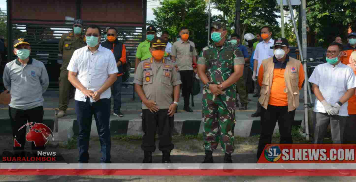 Cegah Covid-19, Gubernur NTB, Danrem dan Kapolda Semprot Disinfektan Dipasar di Kota Mataram
