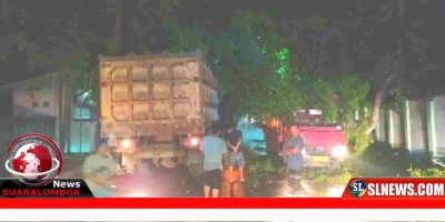 Pohon tumbang dijalan raya Biao Lombok Tengah