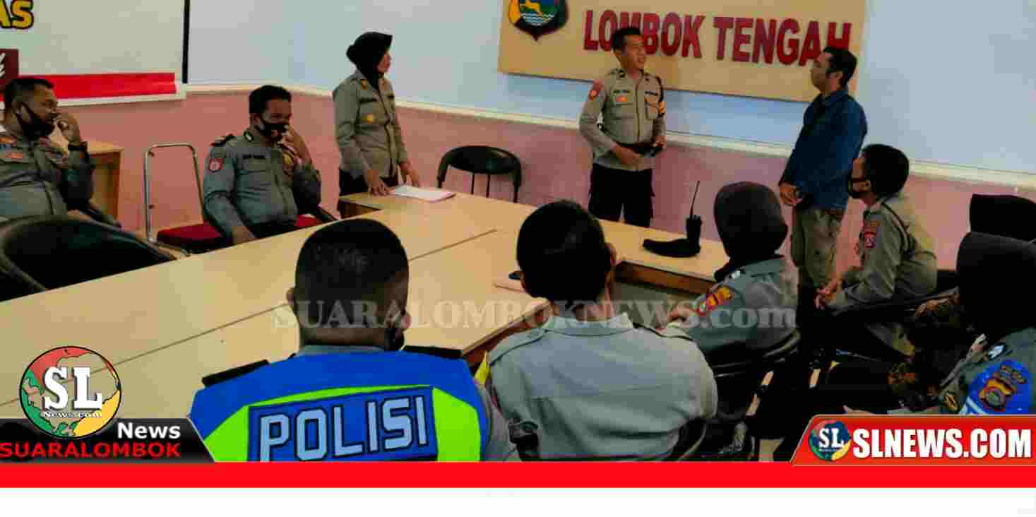 Polisi Bagi - Bagi takjil kepada pengguna jalan