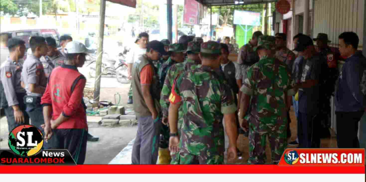 TNI - Polri Bantu Warga Bersihkan Saluran Mampet
