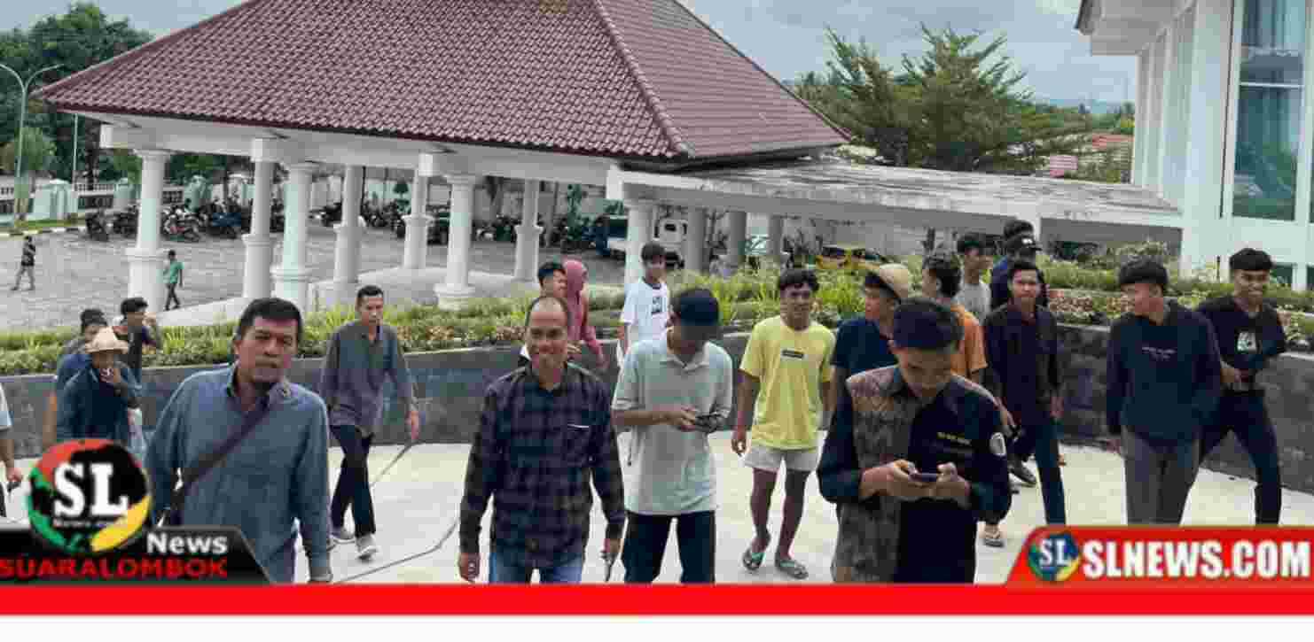 Demo Perbaikan Jalan di DPRD Lombok Tengah