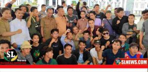 Demo Warga di Depan Kantor Bupati Lombok Tengah