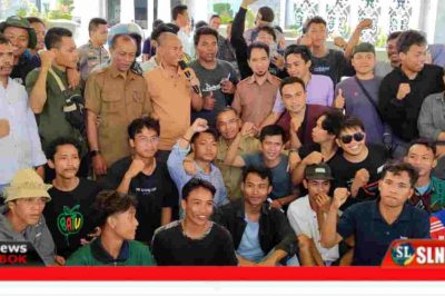 Demo Warga di Depan Kantor Bupati Lombok Tengah