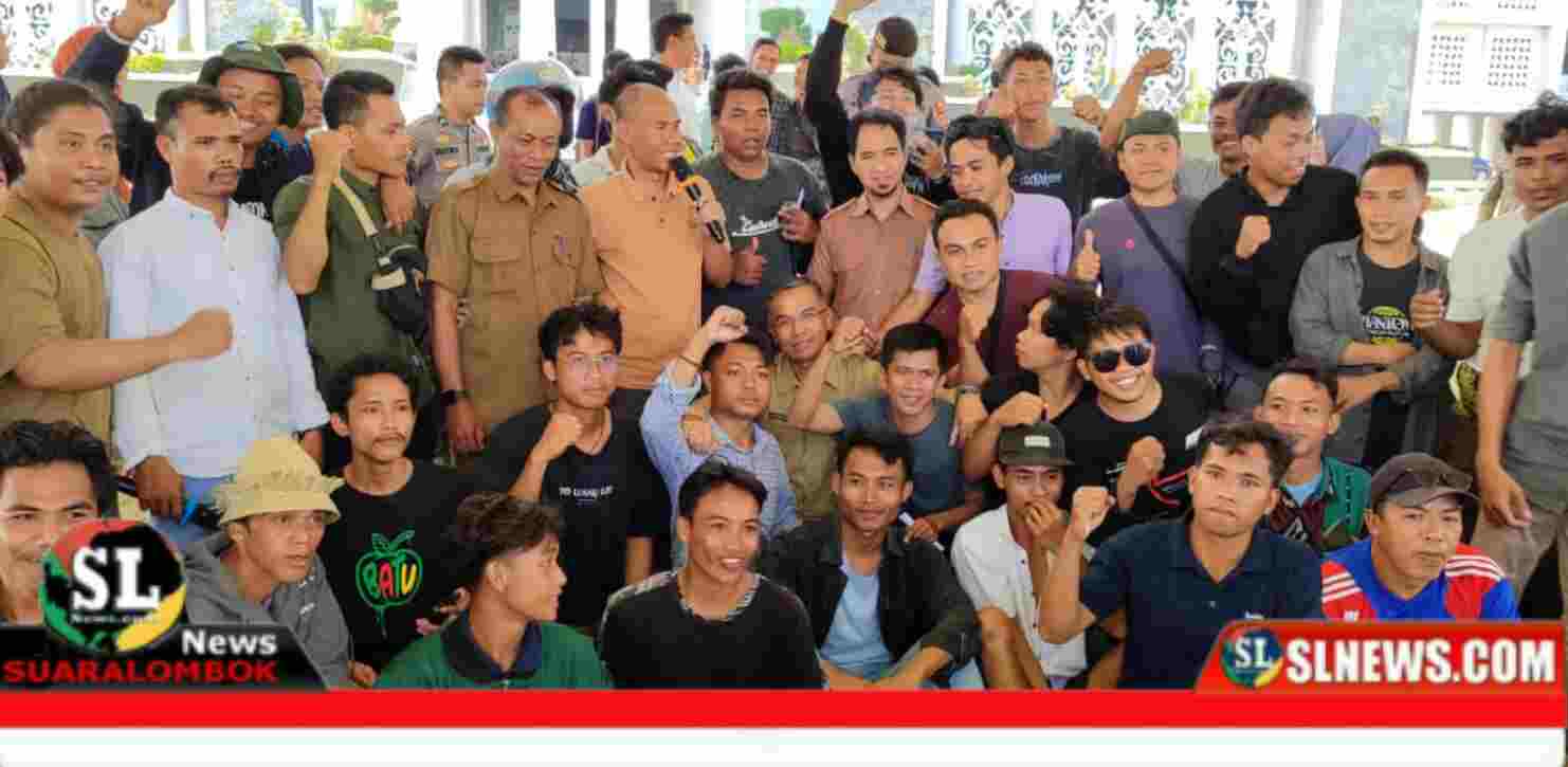 Demo Warga di Depan Kantor Bupati Lombok Tengah