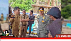 Sat Pol PP Lombok Tengah Tertibkan Bangunan di Sempadan Pantai Serangan